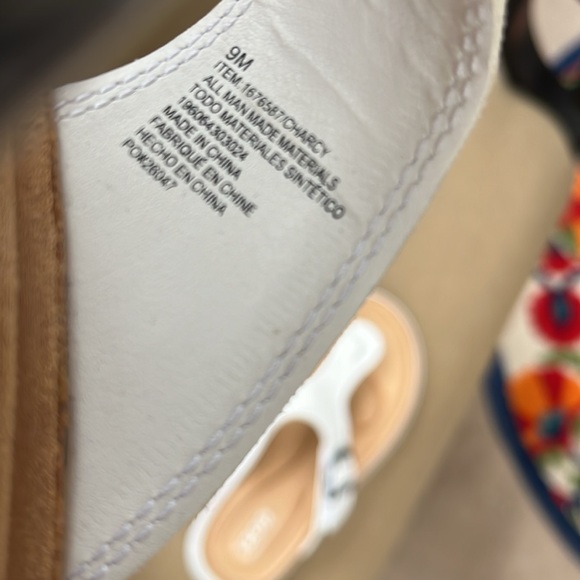 Izod, memory foam, flip flops. Size 9 - Picture 3 of 4